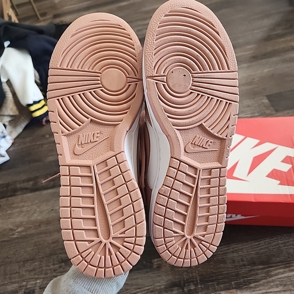 Nike Women's Sneakers in Rose Whisper and White - Picture 4 of 6